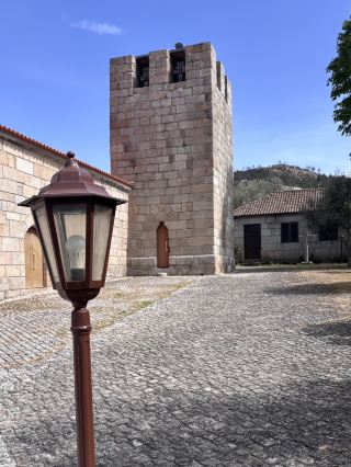 การผจญภัยของครอบครัว: สำรวจป้อมปราการ 👨‍👩‍👧‍👦🛡️