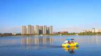 旗山湖公園位於閩侯縣高新區，緊鄰福建師大和福建理工大學，湖水與溪源江和輪船港河相通，813畝的公園綠化面積，主要觀賞景點有:清風坪、桃花渚、荔枝林、梅渚島、古韻流芳等等，遊客可以在此劃船、賞花、放風箏、看日落……，它在2018年開始開挖興建，是目前福州地區第一大的綠色生態景觀湖泊公園