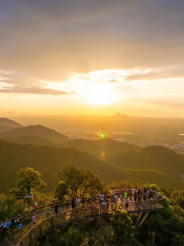 Rather than West Lake, I prefer this less popular route in Hangzhou