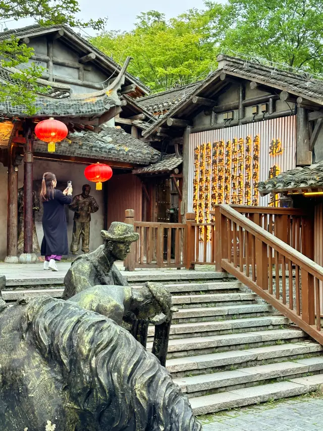 Qianhua Ancient Village: Reconstructed in the style of antiquity based on historical background, visitors feel as if they have traveled through time and space