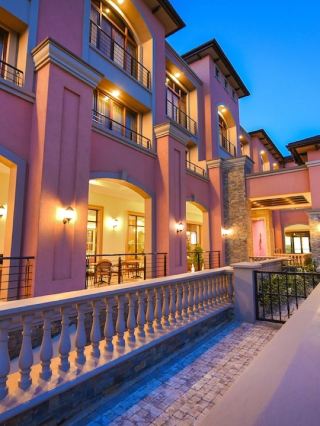 🌟✈️ Kampala's Cozy Corners: Top Hotel Picks! 🏨🍹