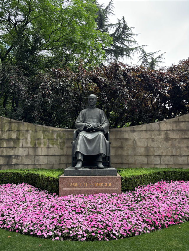 在繁華的靜安寺商圈，靜安公園是一塊珍貴的綠地