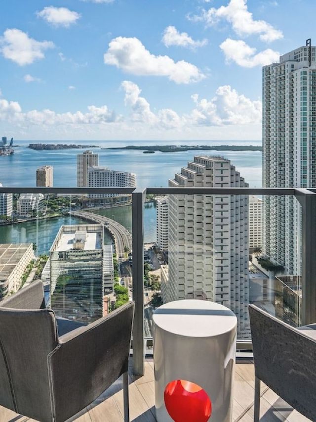 🌴 Miami's Luxe Sleeps: East Miami Hotel Review 🌟