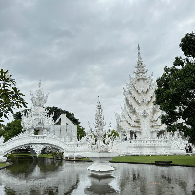 White Temple is stunning even in rainy days 