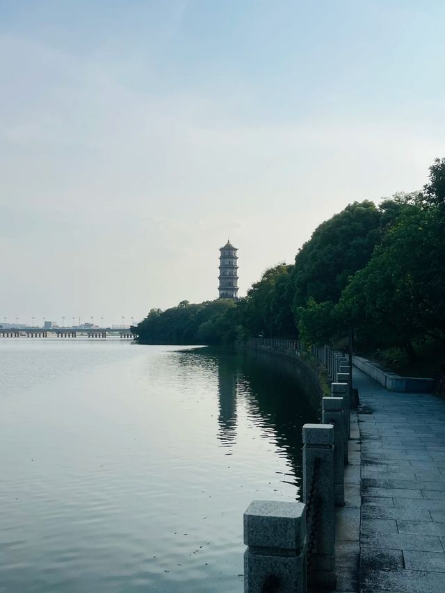 信江書院是信江畔遇到的第二座古代書院，始建於清康熙年間，院落保存完整，是上饒市區最值得一遊的古蹟。