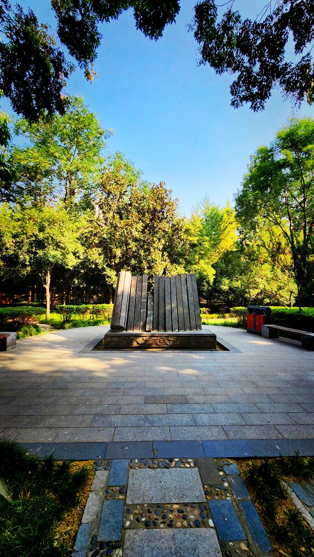 聽講西安豐慶公園錦簇芳菲，打卡過公園"山水綠叢中"才知曉。