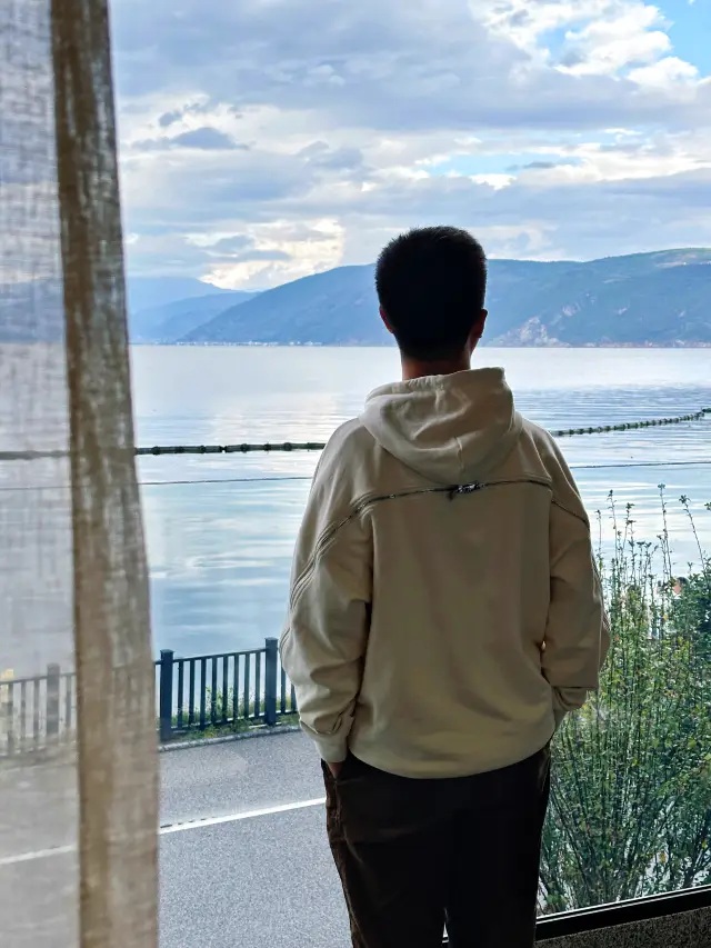 Dali | Discover the sea view room of your dreams at S-bend. 