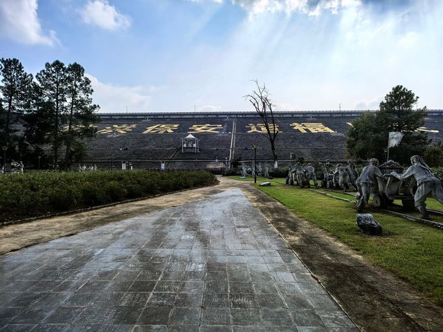 大壩建設者人物群雕。