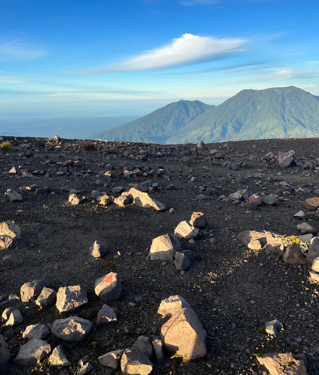 感受登山的魅力｜印度尼西亞巴東馬拉皮火山。