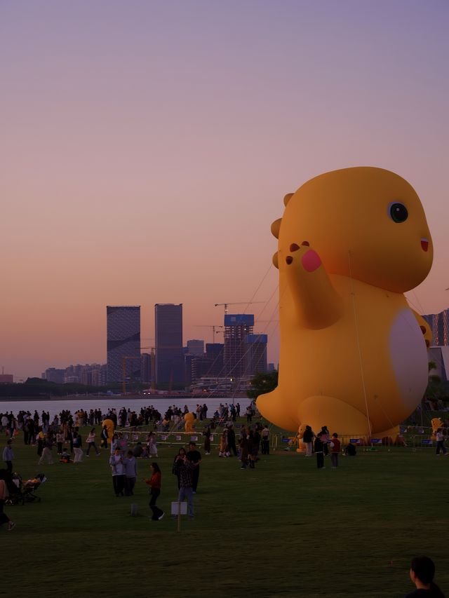 夕陽下的深圳演藝公園。