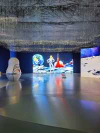 跟隨俄羅斯女藝術家，成為宇宙的女主角！