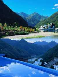 在懸崖上泡溫泉，欣賞麗水美景