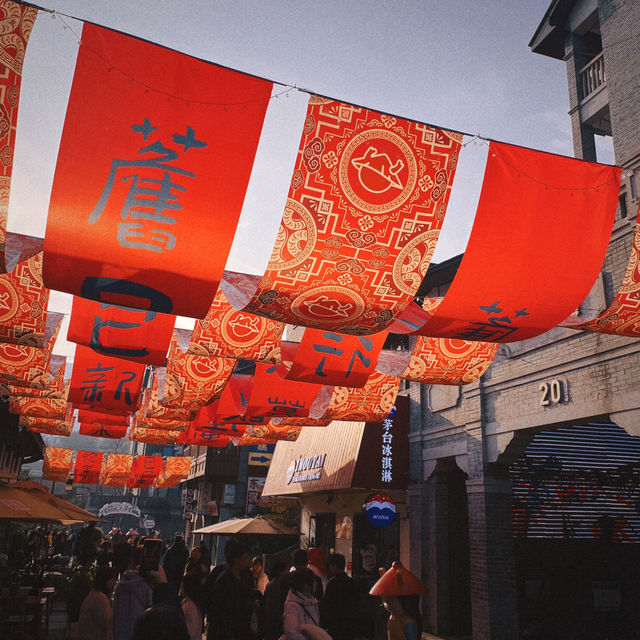 一人去旅行｜到處都是人，沙坪壩區磁器口古鎮太有年味兒了，很熱鬧