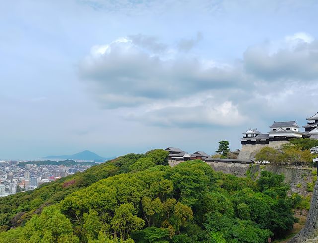 松山城：江戶時代的建築瑰寶，松山市中心的璀璨明珠