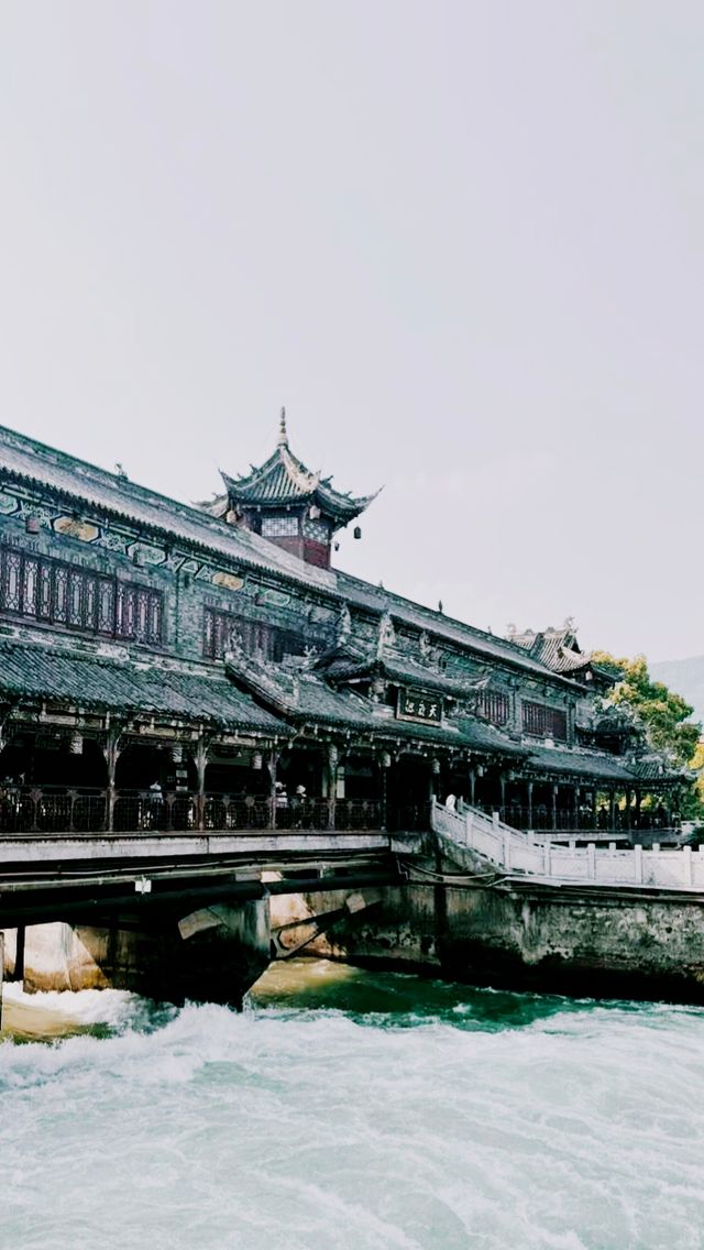 總要去都江堰看看真正的藍眼淚吧。