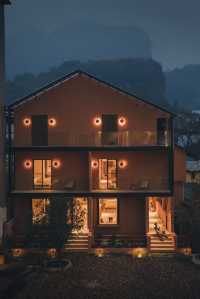 在丹霞山打卡紅色小屋，解鎖春日山水濾鏡