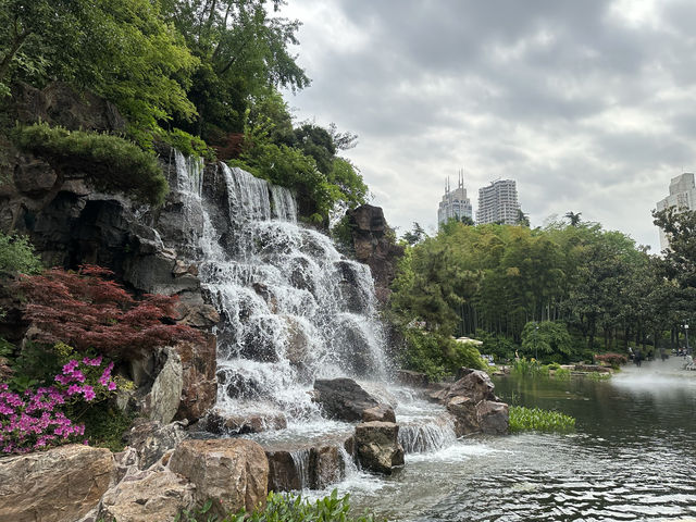 輔德里公園—疊石瀑布、杜鵑花海