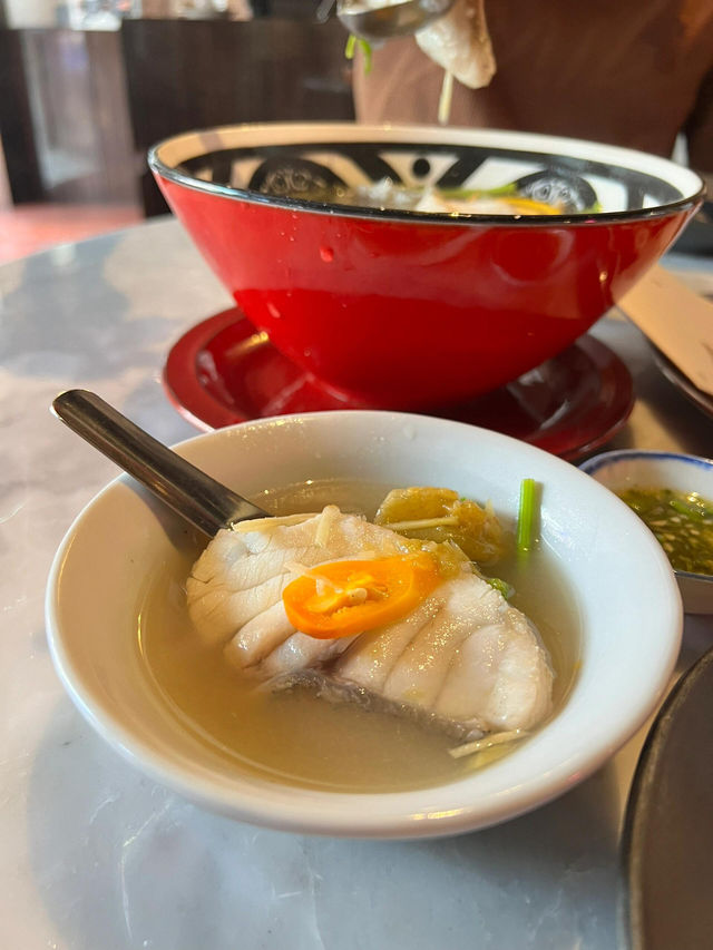 曼谷風味：烤河蝦與鮮魚湯的誘惑