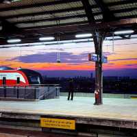 廊曼機場的機場快線上欣賞日落🌇曼谷出行新選擇✈️🚆