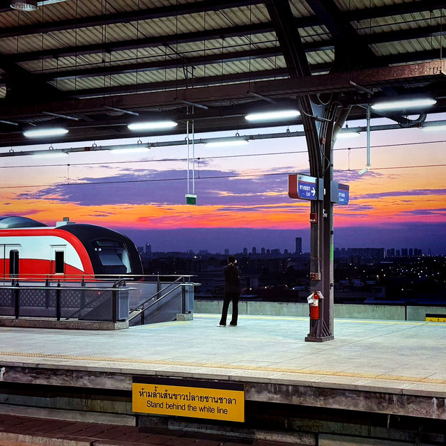 廊曼機場的機場快線上欣賞日落🌇曼谷出行新選擇✈️🚆