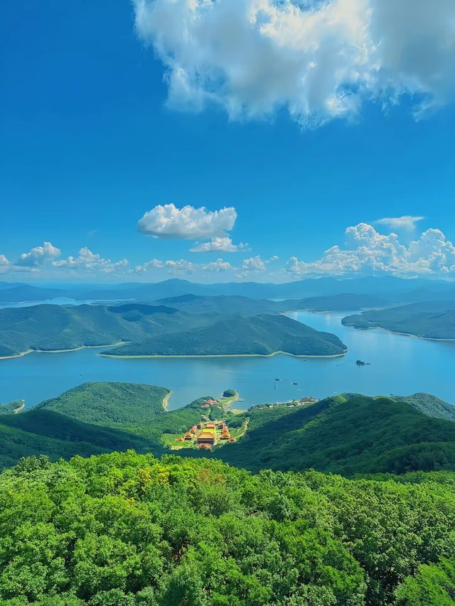 霧中朱雀山的靜謐與孤寂