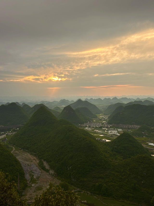 闖入貴州安順萬峰頂峰林之巔睇一場日落