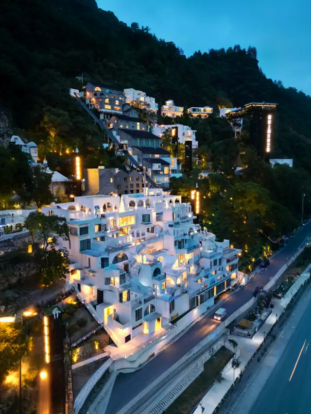 What’s it like to sleep in a sea of clouds? The Sky City is right by my bedside!