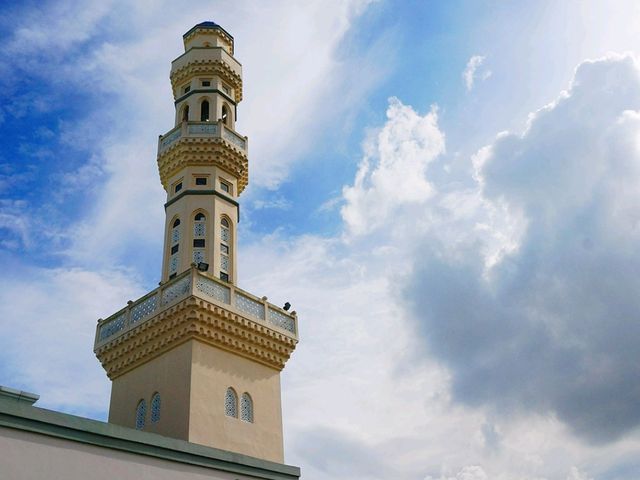 亞庇市水上清真寺：碧波上的聖潔殿堂
