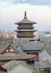 古城煙火氣 定格在磚瓦之間   當晨光漫過7.24公里的明代城牆，青磚黛瓦間便飄起刀削面的香氣，遠處