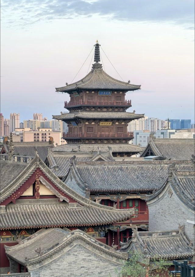 古城煙火氣 定格在磚瓦之間   當晨光漫過7.24公里的明代城牆，青磚黛瓦間便飄起刀削面的香氣，遠處