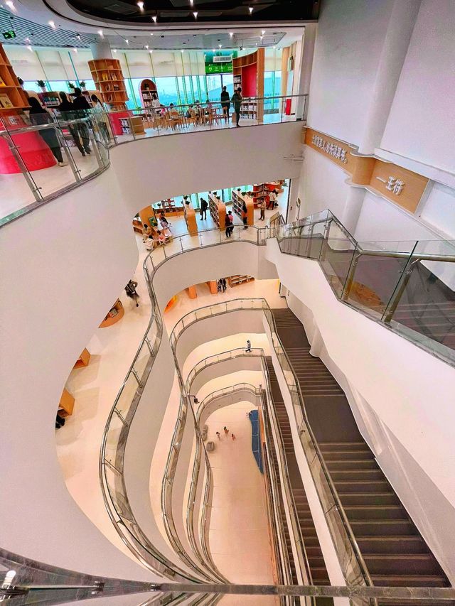 重慶驚現巨型「知識發光體」！這個圖書館讓孩子玩到不想走！