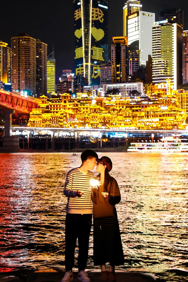 洪崖洞拍照受凍已回提醒12月要來重慶的 洪崖洞拍照受凍已回提醒12月要來重慶的