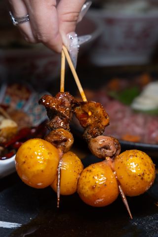 Open until 2:30 AM! A soothing izakaya in Wudaokou, open until 2:30 AM, perfectly suited for night owls and those returning home late. The atmosphere inside is warm and comforting.