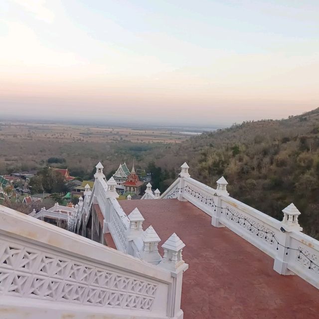 ไหว้พระ หน้าหนาว วัดเขาวงพระจันทร์ ลพบุรี