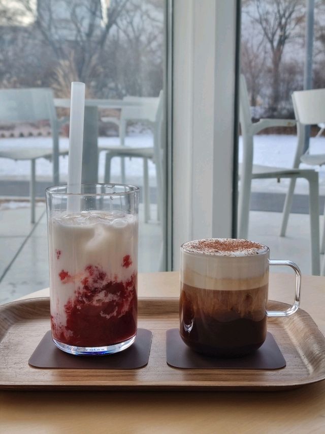 달달한 딸기라떼와 함께 뮤지엄카페 데이트