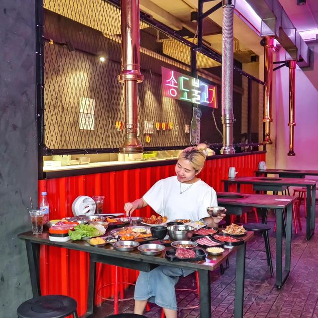 เกาหลีนี้ที่เมืองทอง! บรรยากาศร้านจึ้งมาก นีออนสุด