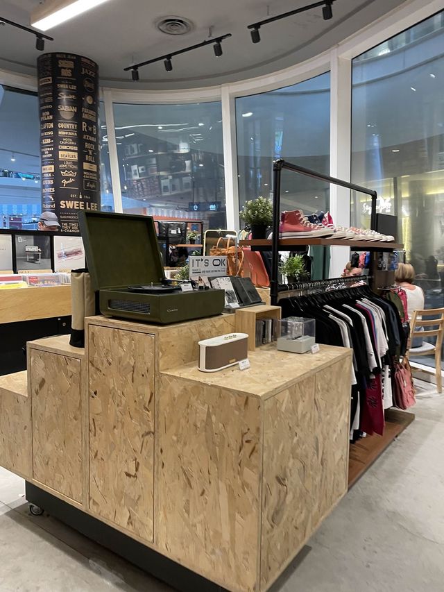 🇸🇬Swee Lee, Star Vista for music lovers 🎸