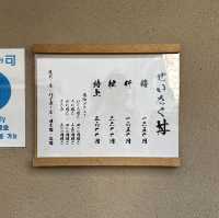 【東京】開店前から長蛇の列が出来る、宝石箱の様に美しく絶品海鮮丼「つじ半」