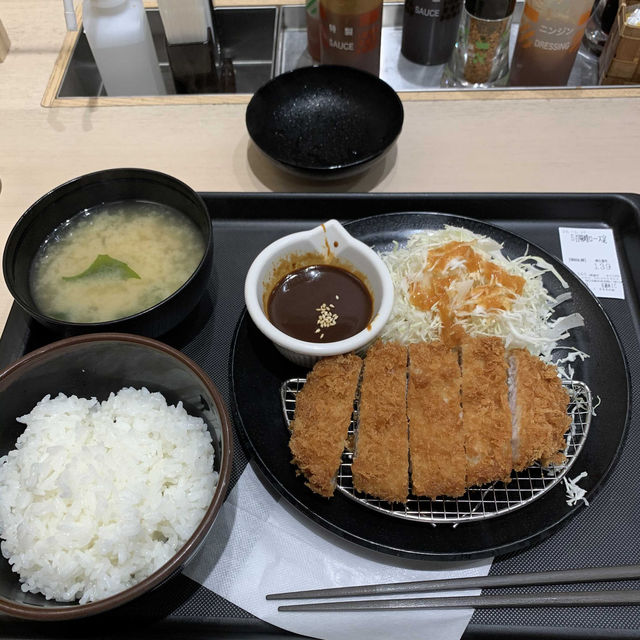 札幌　札幌観光　ススキノど真ん中　松のやロースかつ定食大満足！