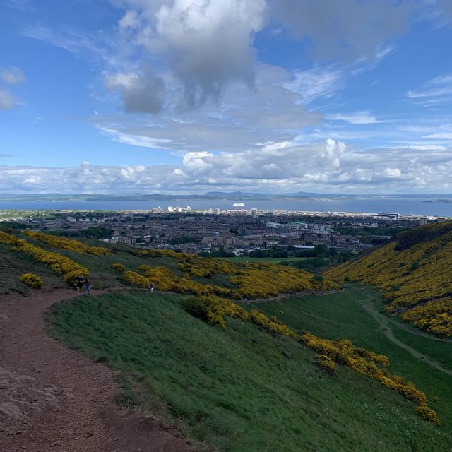 Hiking up Arthur’s Seat 