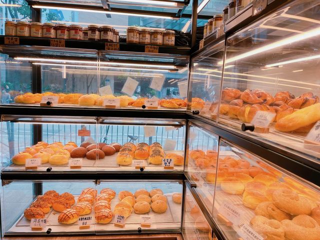 呢度每一款麵包同Bagel 都係自家烘焙，除左口感出色之外，佢地既Bagel 口味選擇又夠多，咸同甜都有供應，岩哂唔同既朋友仔～