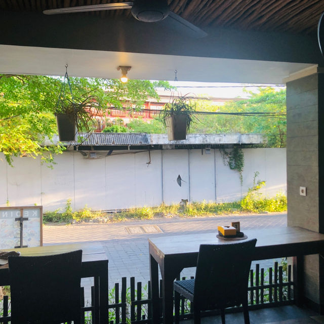 庫塔市區，寧靜幽雅的餐廳，一杯現打橘子汁冰沙，只要美金1元：Kedin Cafe