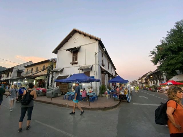 ตลาดมืด ณ หลวงพระบาง ตลาดมืด ณ หลวงพระบาง