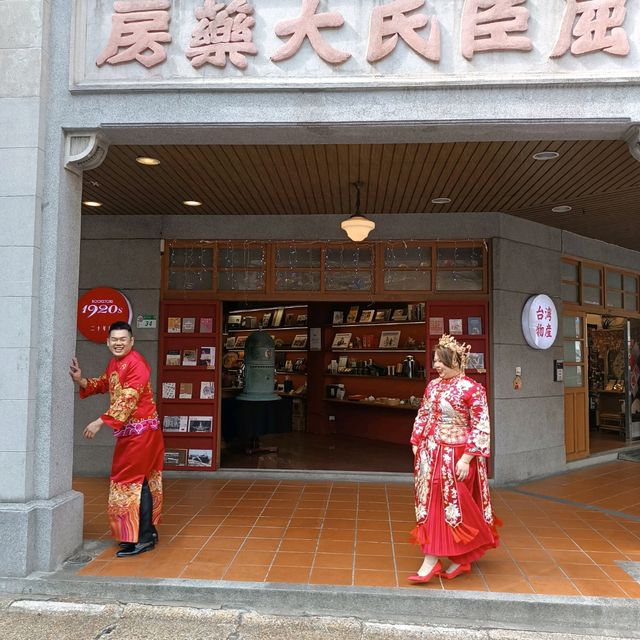 很有古早味的氣息，到處都是古蹟級的建築，迪化街的商業氣氛，還有街道邊不起眼的小吃攤