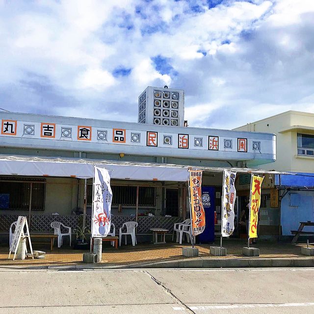 沖繩浜比嘉島漁村小店｜炸螃蟹天婦羅悠閒午後時光