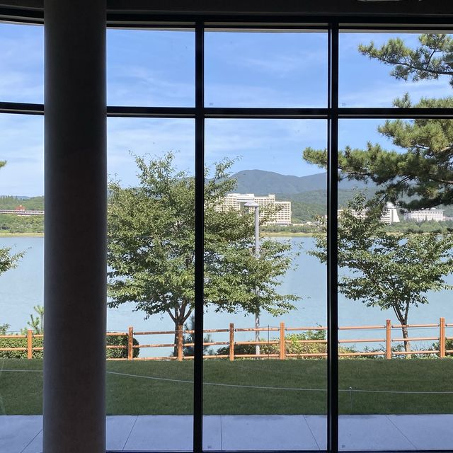 한옥과 현대식이 어우러진 경주 ‘엘로우’
