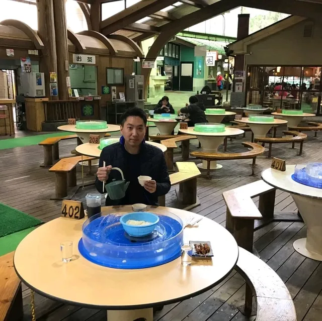 日本的夏天總是那麽的詩情畫意，無數原鄉原味的日本元素編織成日本美麗的夏季。日本人傳統的消夏流水素麵。