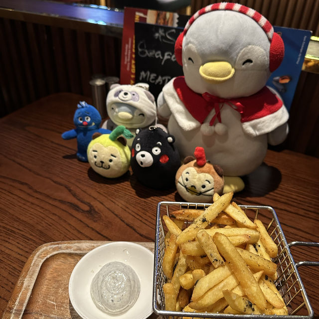 企鵝朋友萬聖節到酒吧餐廳狂歡