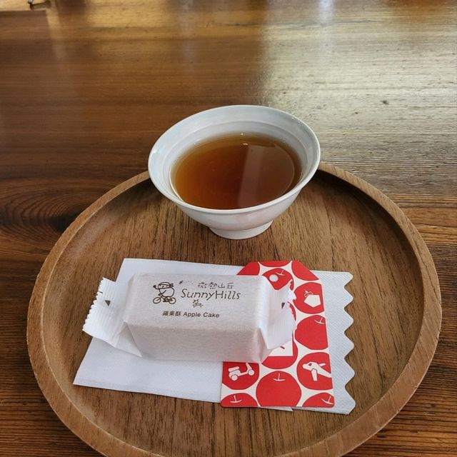 台灣鳳梨酥界精品--微熱山丘！進店還請喝茶 還能吃免費鳳梨酥！