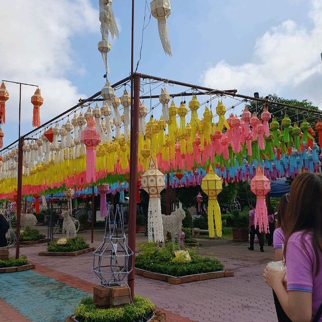 สักการะ อนุสาวรีย์ พระนางจามเทวี ณ เมืองลำพูน